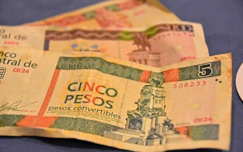 Cuban money Cinco Pesos