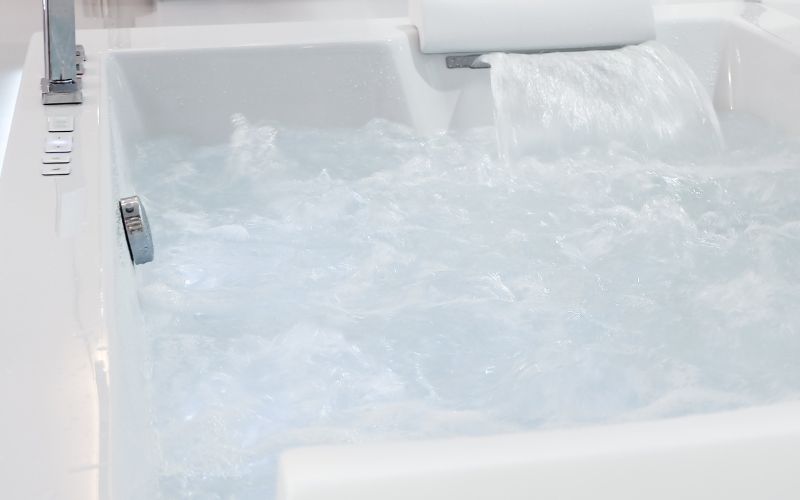 https://hotelchantelle.com/wp-content/uploads/2023/09/luxury-hotel-jacuzzi.jpg